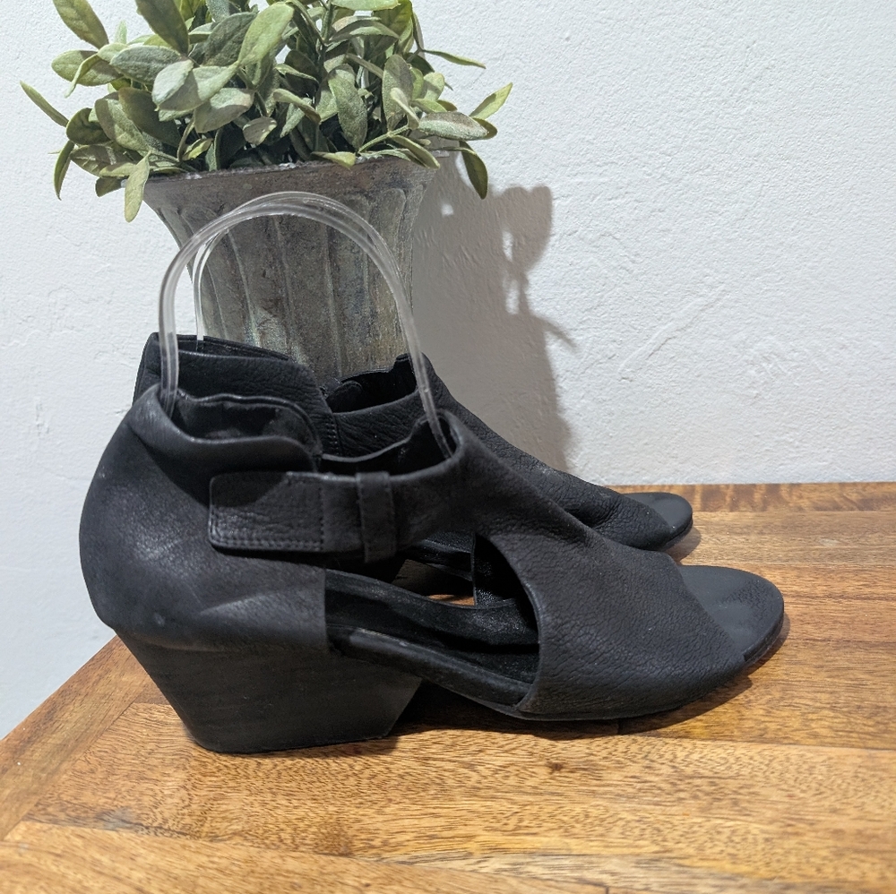 Eileen Fisher Black Leather Iris Sandals Wedges Size 8.5